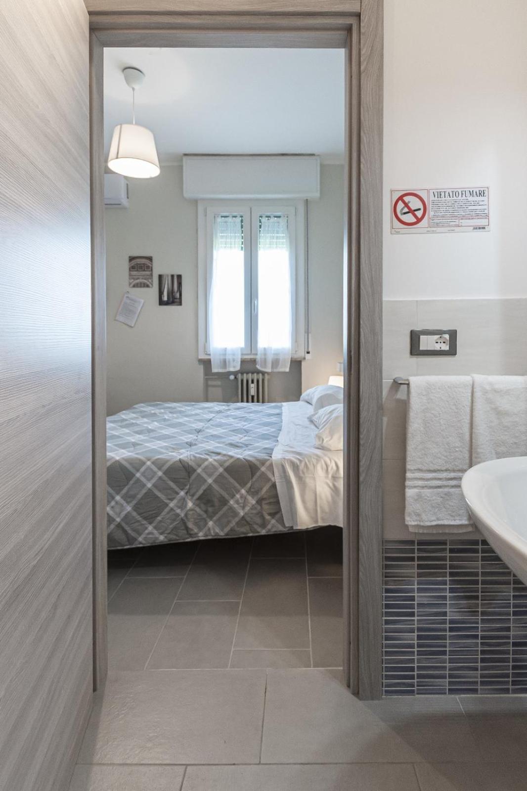 Fare Bnb - Room Del Parco Reggio Emilia Eksteriør bilde
